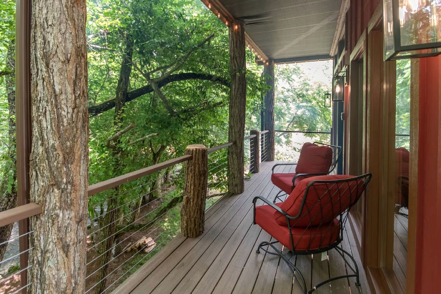 Extremely Cozy Treehouse with Hot-Tub, Screened Deck and Fire Pit in NC