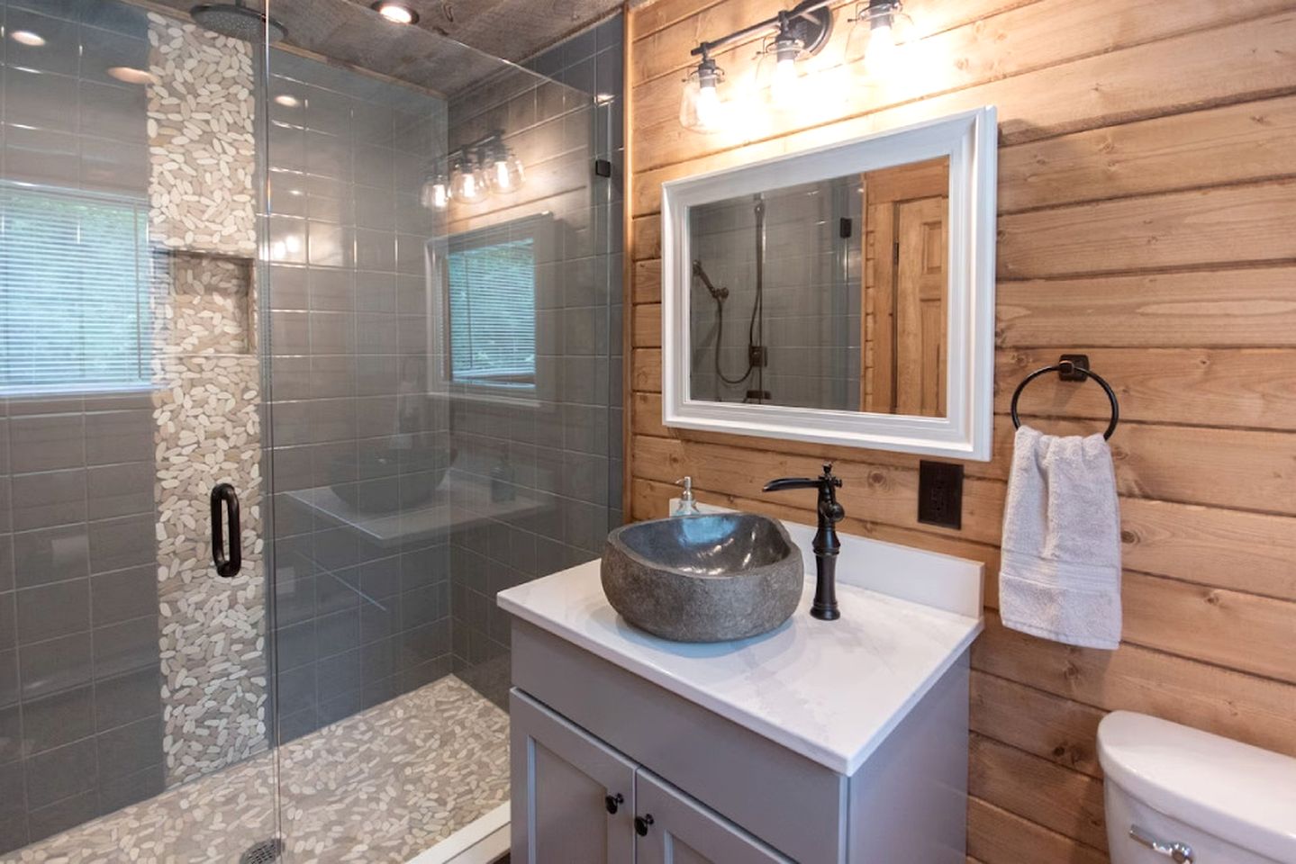 Extremely Cozy Treehouse with Hot-Tub, Screened Deck and Fire Pit in NC