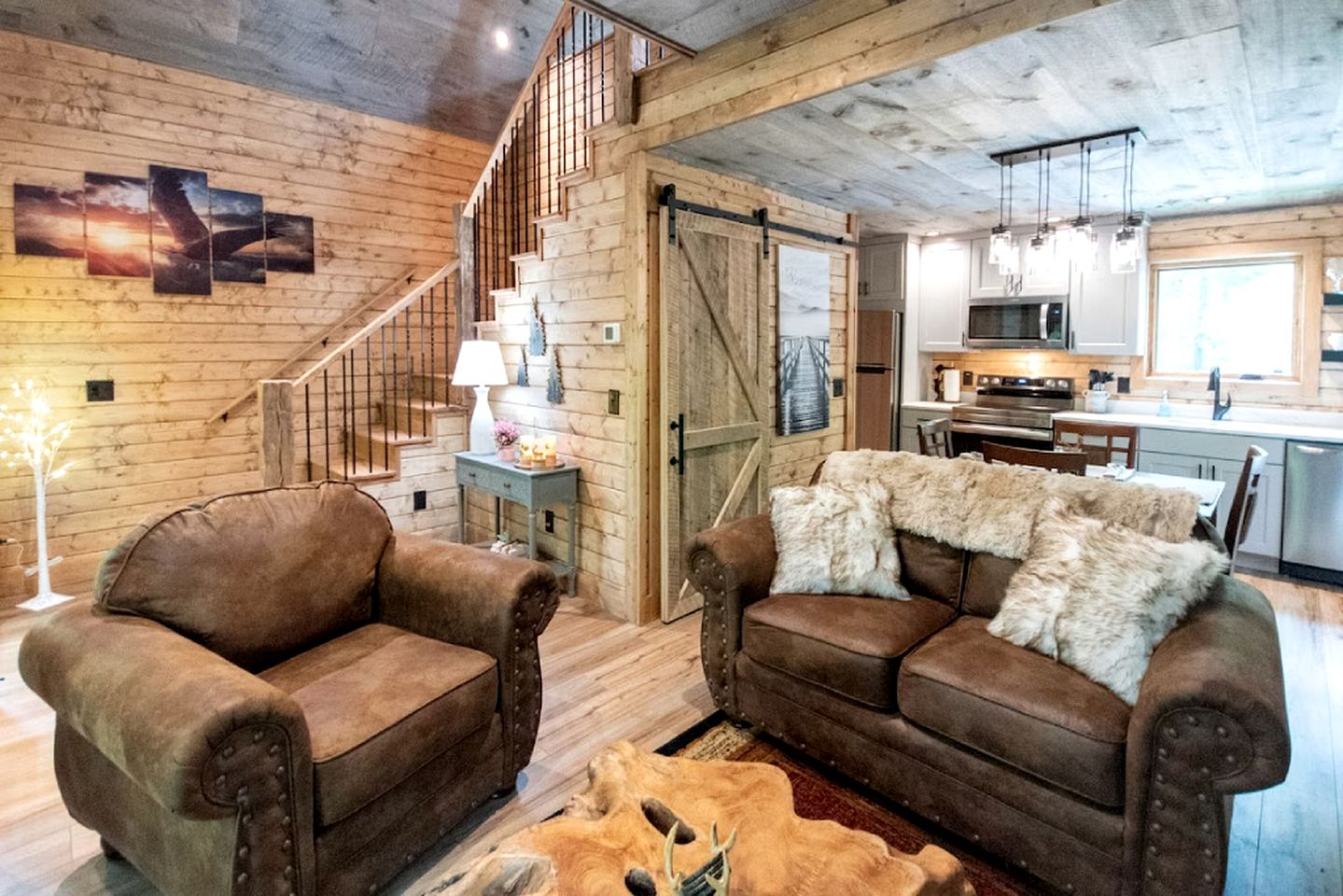Extremely Cozy Treehouse with Hot-Tub, Screened Deck and Fire Pit in NC