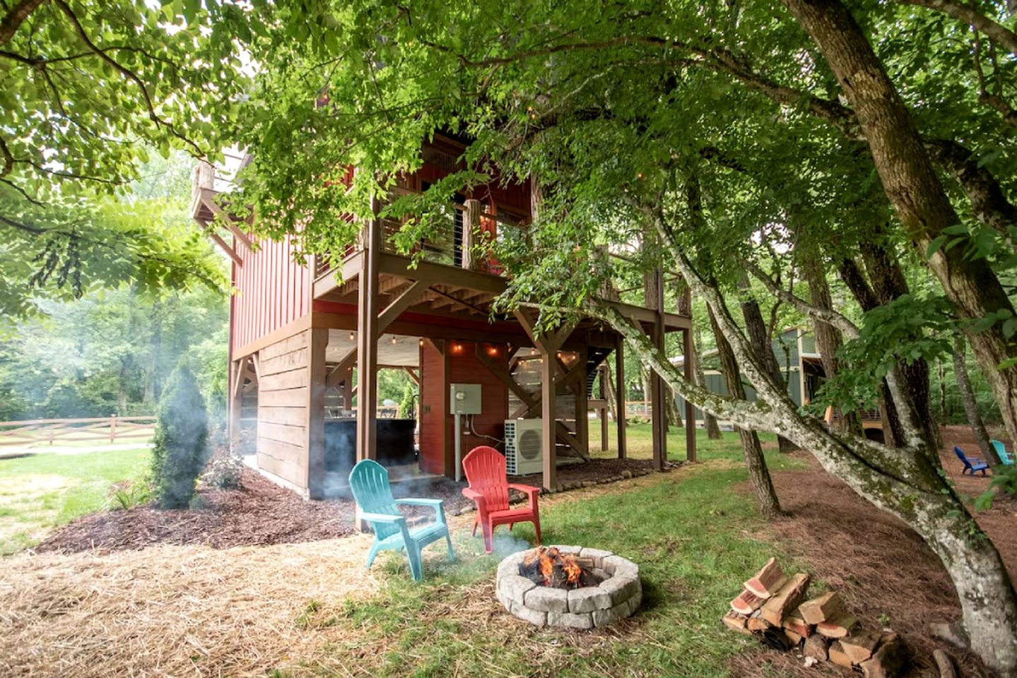 Extremely Cozy Treehouse with Hot-Tub, Screened Deck and Fire Pit in NC