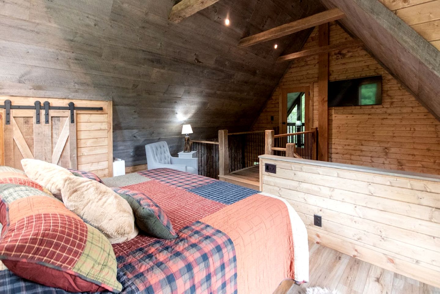 Extremely Cozy Treehouse with Hot-Tub, Screened Deck and Fire Pit in NC