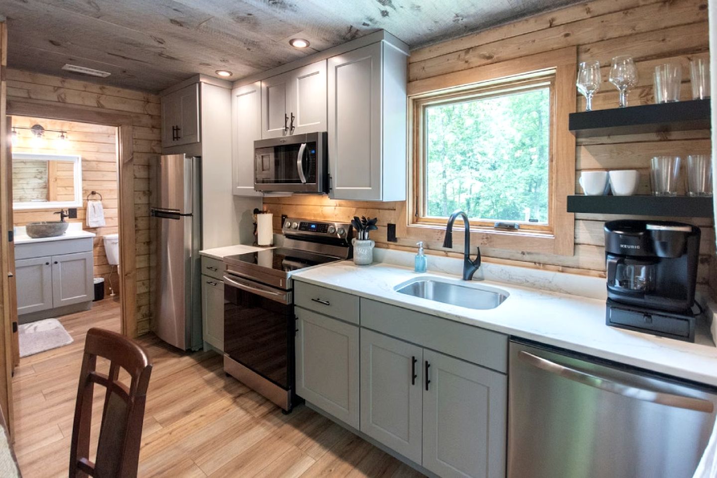 Extremely Cozy Treehouse with Hot-Tub, Screened Deck and Fire Pit in NC