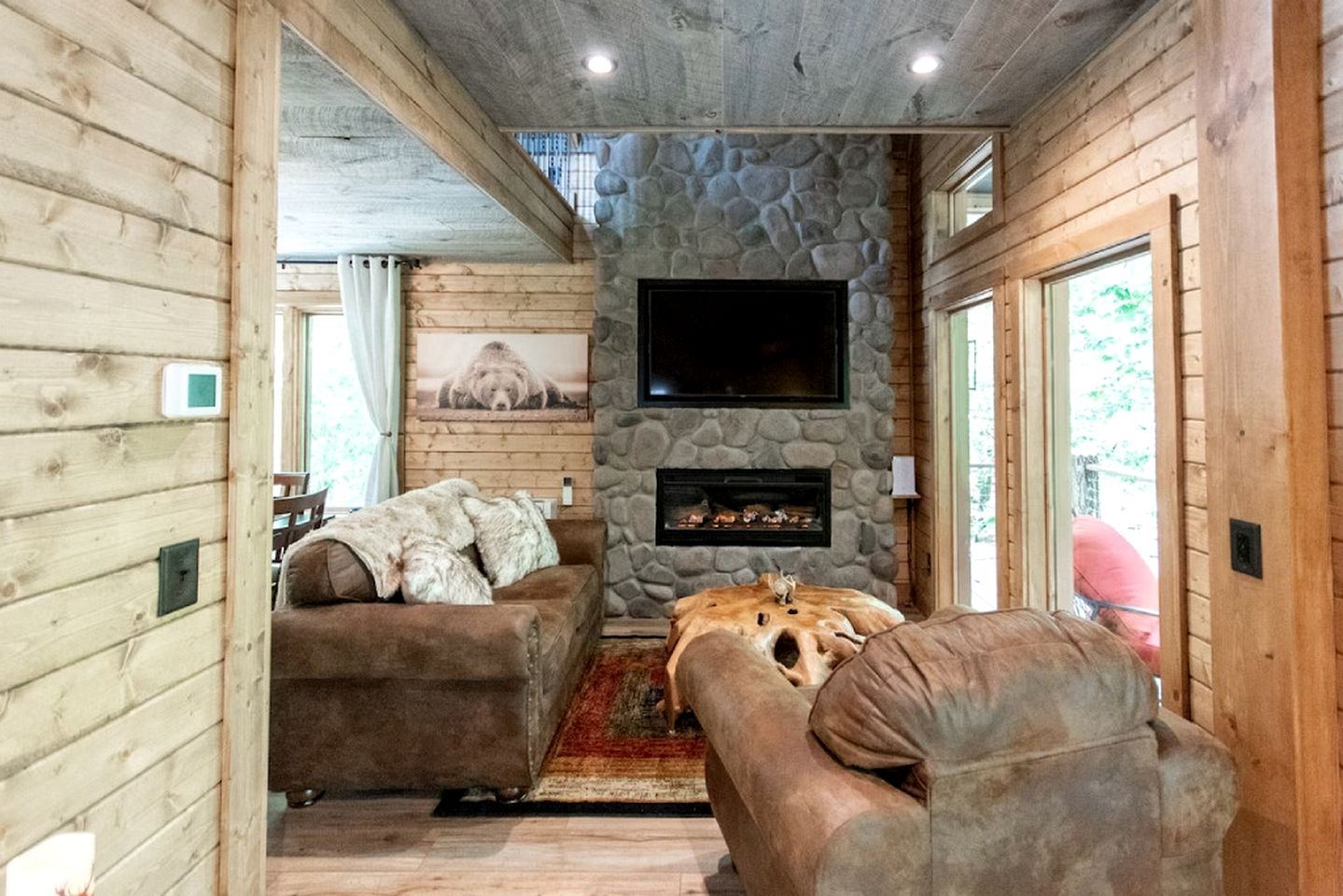 Extremely Cozy Treehouse with Hot-Tub, Screened Deck and Fire Pit in NC