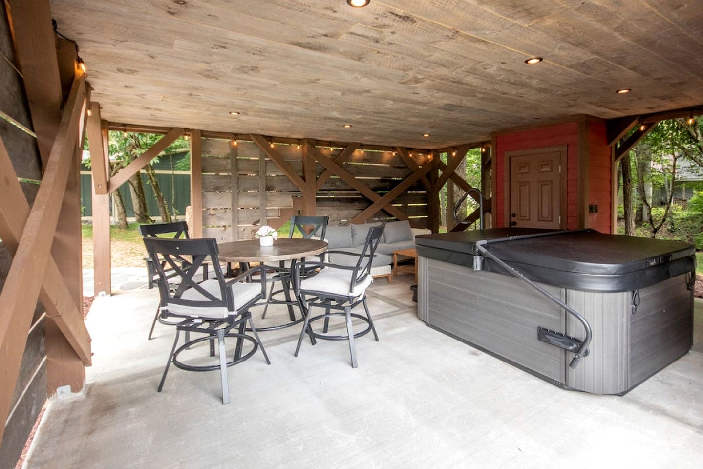Extremely Cozy Treehouse with Hot-Tub, Screened Deck and Fire Pit in NC