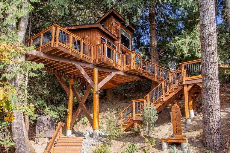 Tree Houses (Vancouver Island, British Columbia, Canada)