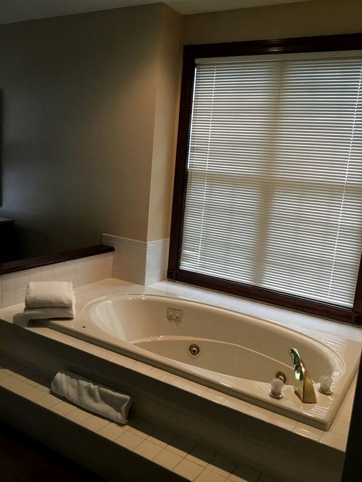 Cute Holiday Rental with Jacuzzi and Direct Lake Views in NY