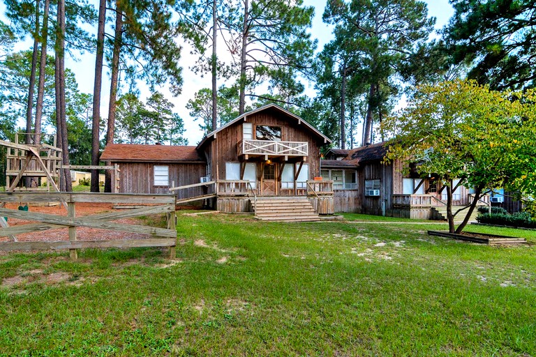 These Nacogdoches cabin rentals are perfect for group getaways in Texas