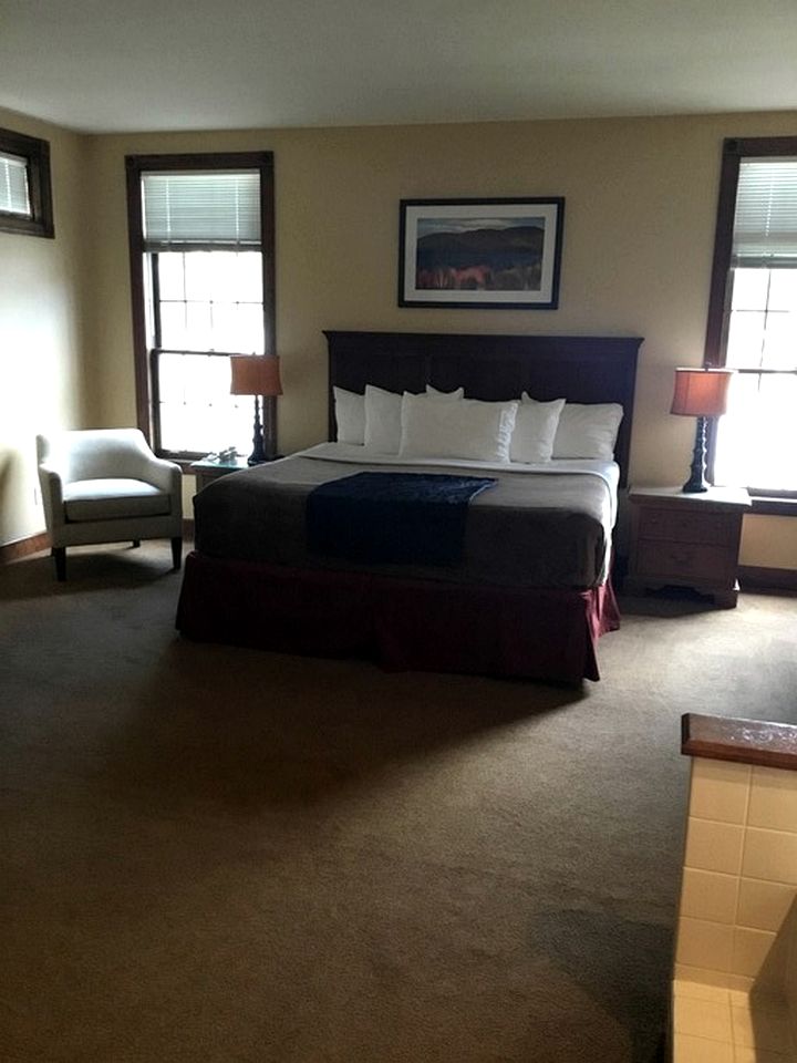 Cute Holiday Rental with Jacuzzi and Direct Lake Views in NY