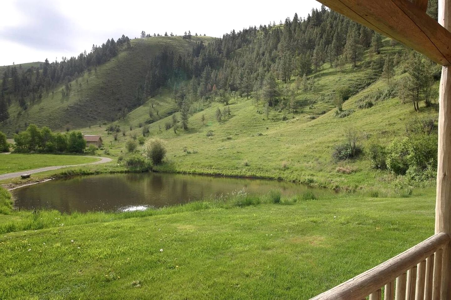 Montana Mountain Glamping: Charming Log Cabin with a Private Hot Tub in Darby