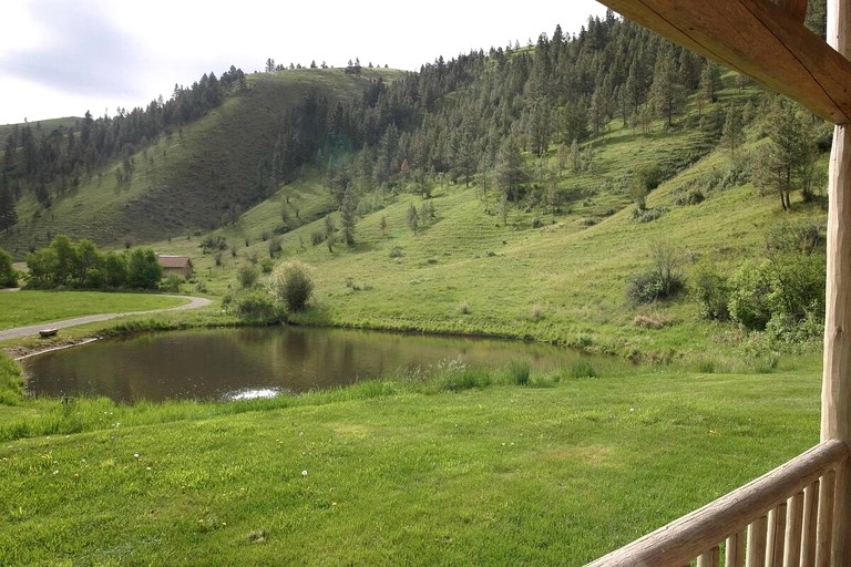 Montana Mountain Glamping: Charming Log Cabin with a Private Hot Tub in Darby | Log Cabins (Darby, Montana, United States of America)