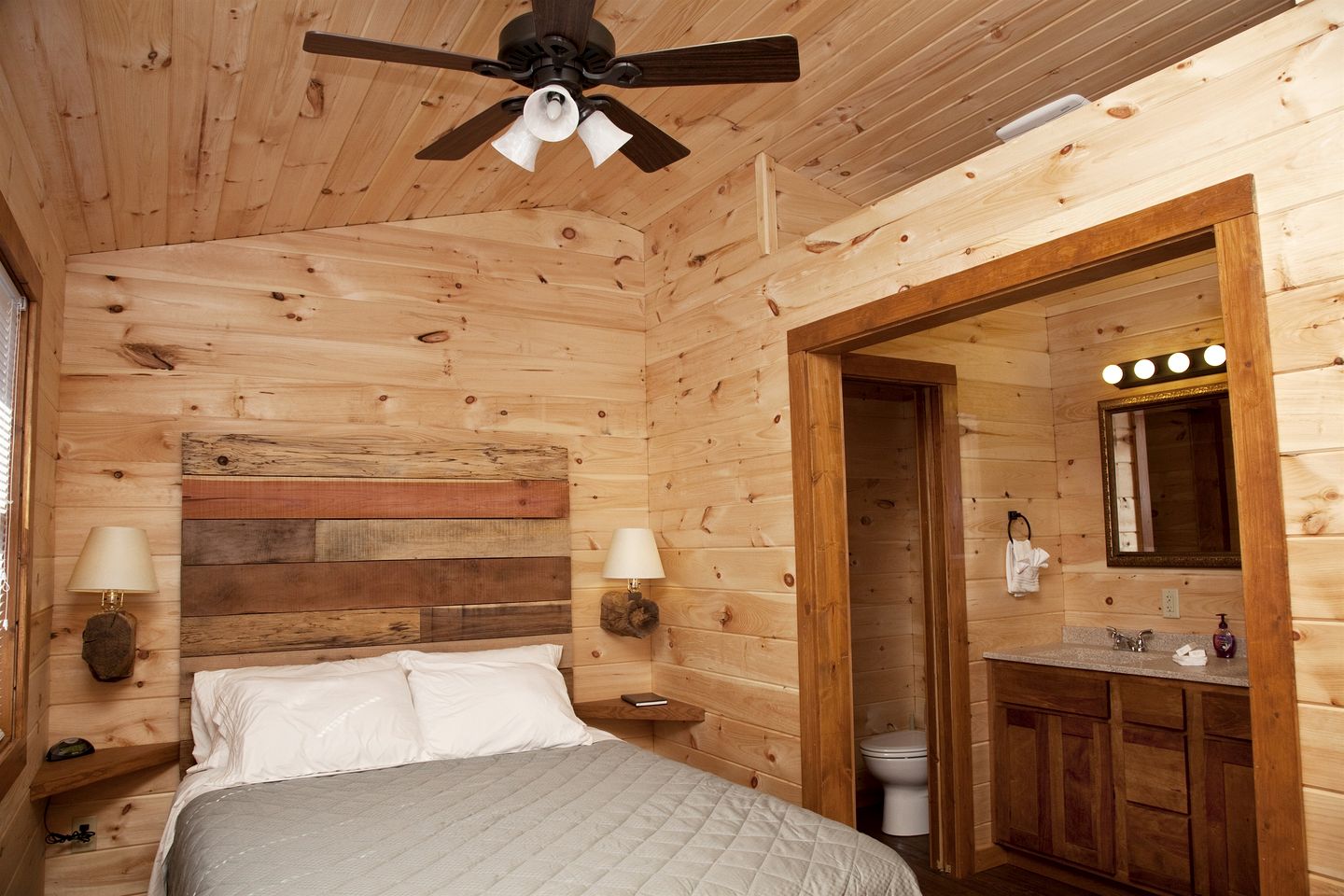 Fabulous Cabin with Hot-tub in Herod, Illinois