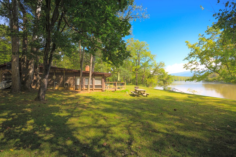 Chalet Place Cabins 20 PET FEE, Cabins 55363, Luray, United States of America Glamping Hub