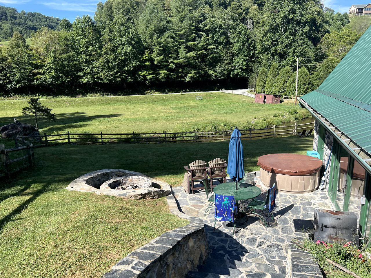 Fantastic Barn with Hot-tub and Petting Zoo in Sugar Grove, North Carolina