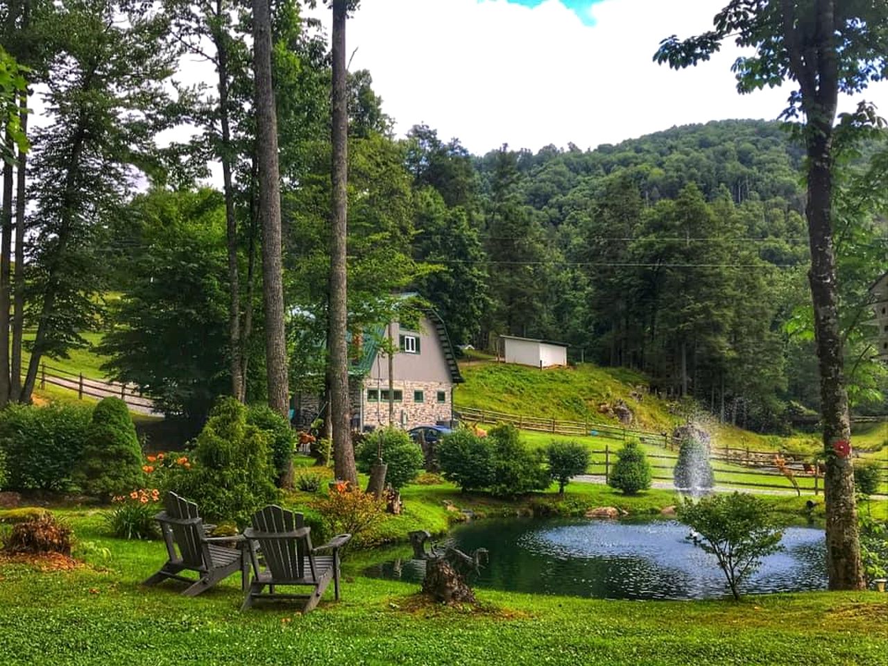 Fantastic Barn with Hot-tub and Petting Zoo in Sugar Grove, North Carolina