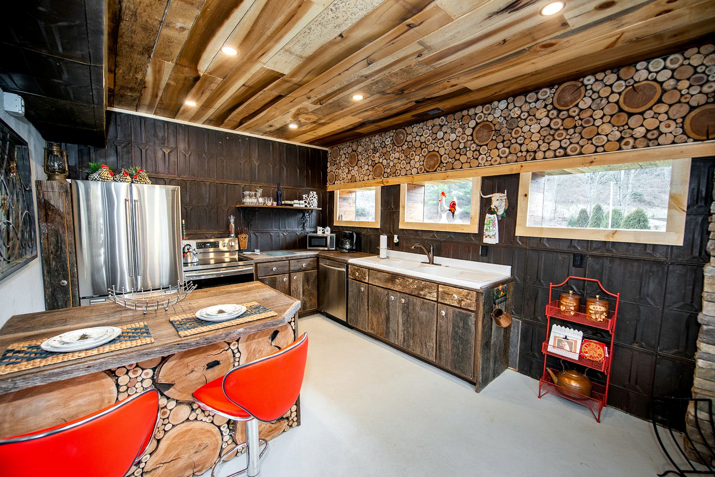 Fantastic Barn Suite with Hot-tub and Petting Zoo in Sugar Grove, North Carolina