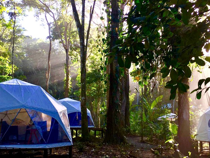 Bubbles & Domes (Limón, Limón, Costa Rica)