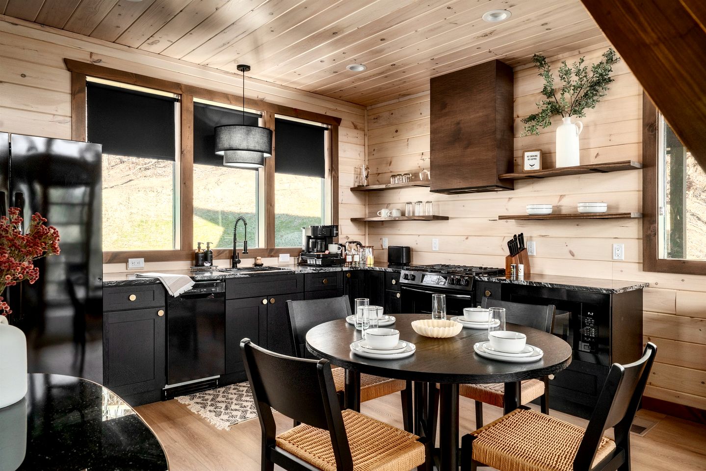 Romantic Luxury Cabin • Hot Tub & Sauna near Dollywood, Sevierville TN