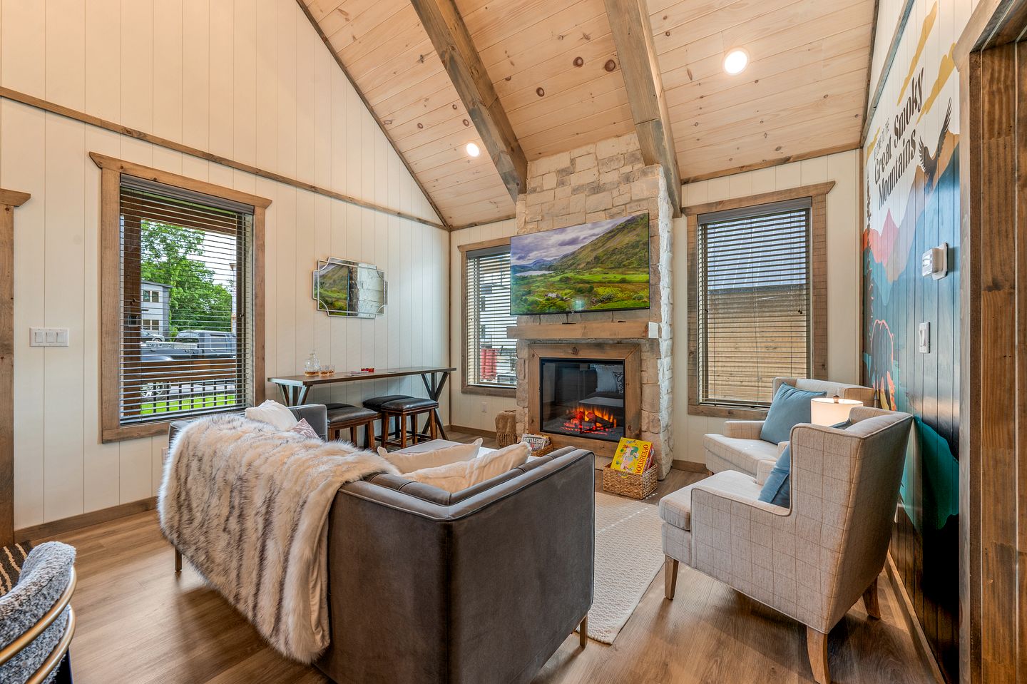 Cozy Mountain Cabin with Private Hot Tub Near Dollywood in Pigeon Forge, TN