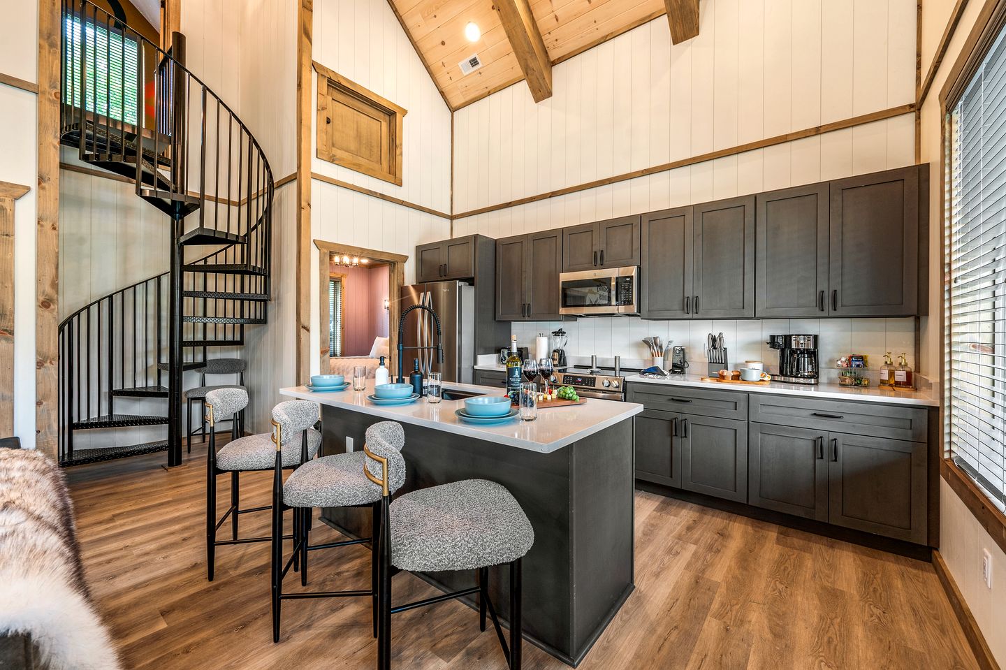 Cozy Mountain Cabin with Private Hot Tub Near Dollywood in Pigeon Forge, TN