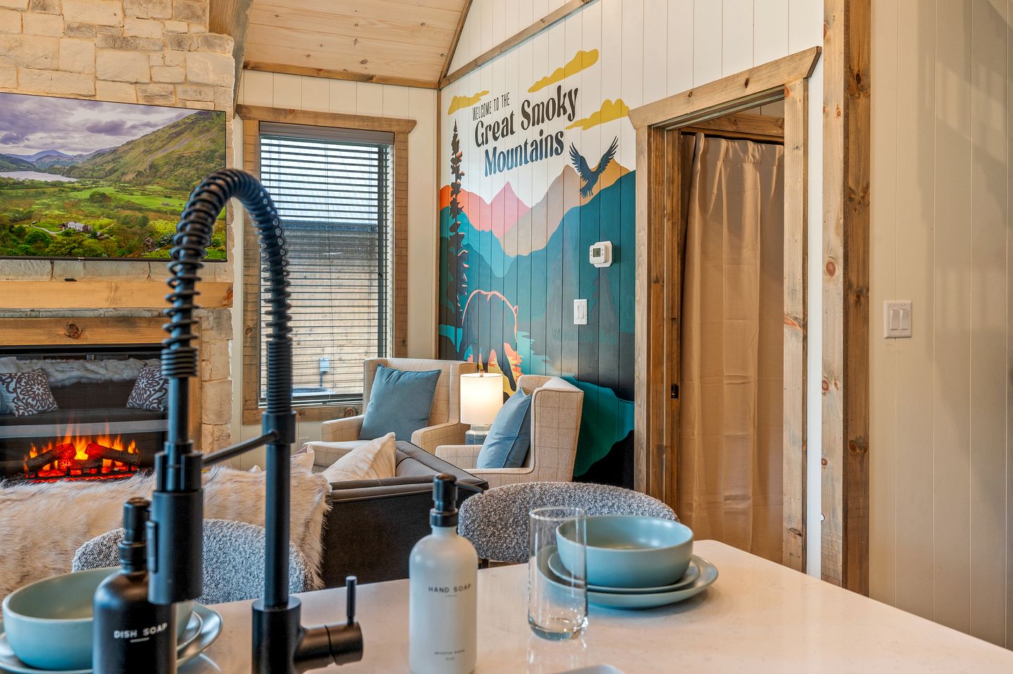 Cozy Mountain Cabin with Private Hot Tub Near Dollywood in Pigeon Forge, TN