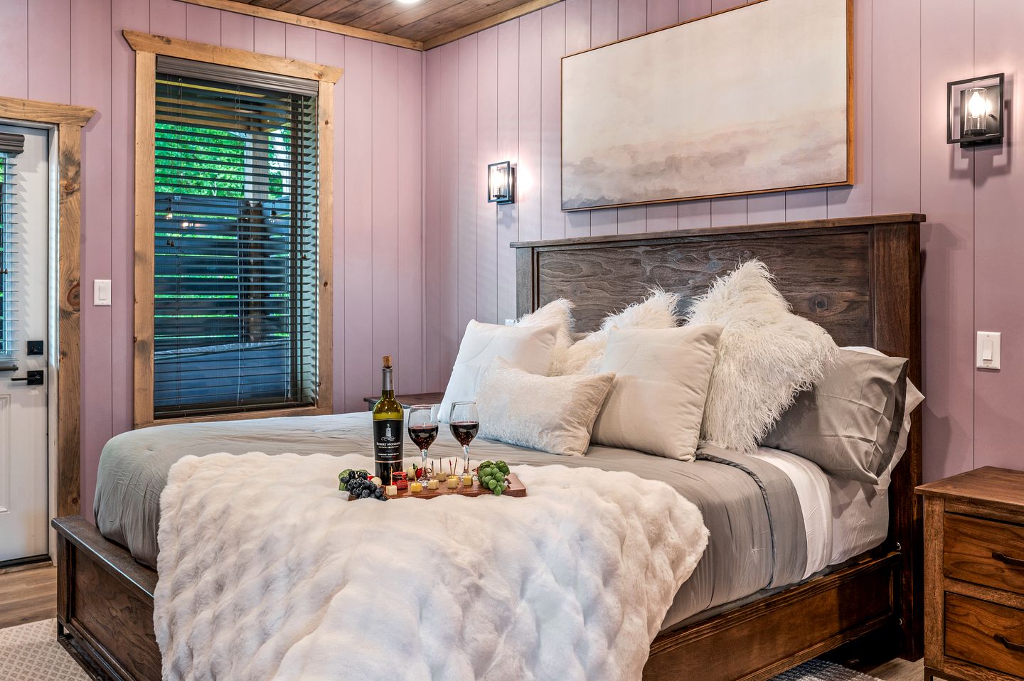 Cozy Mountain Cabin with Private Hot Tub Near Dollywood in Pigeon Forge, TN