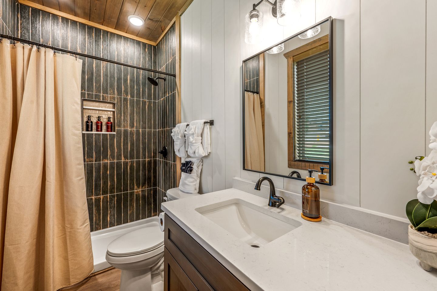 Cozy Mountain Cabin with Private Hot Tub Near Dollywood in Pigeon Forge, TN