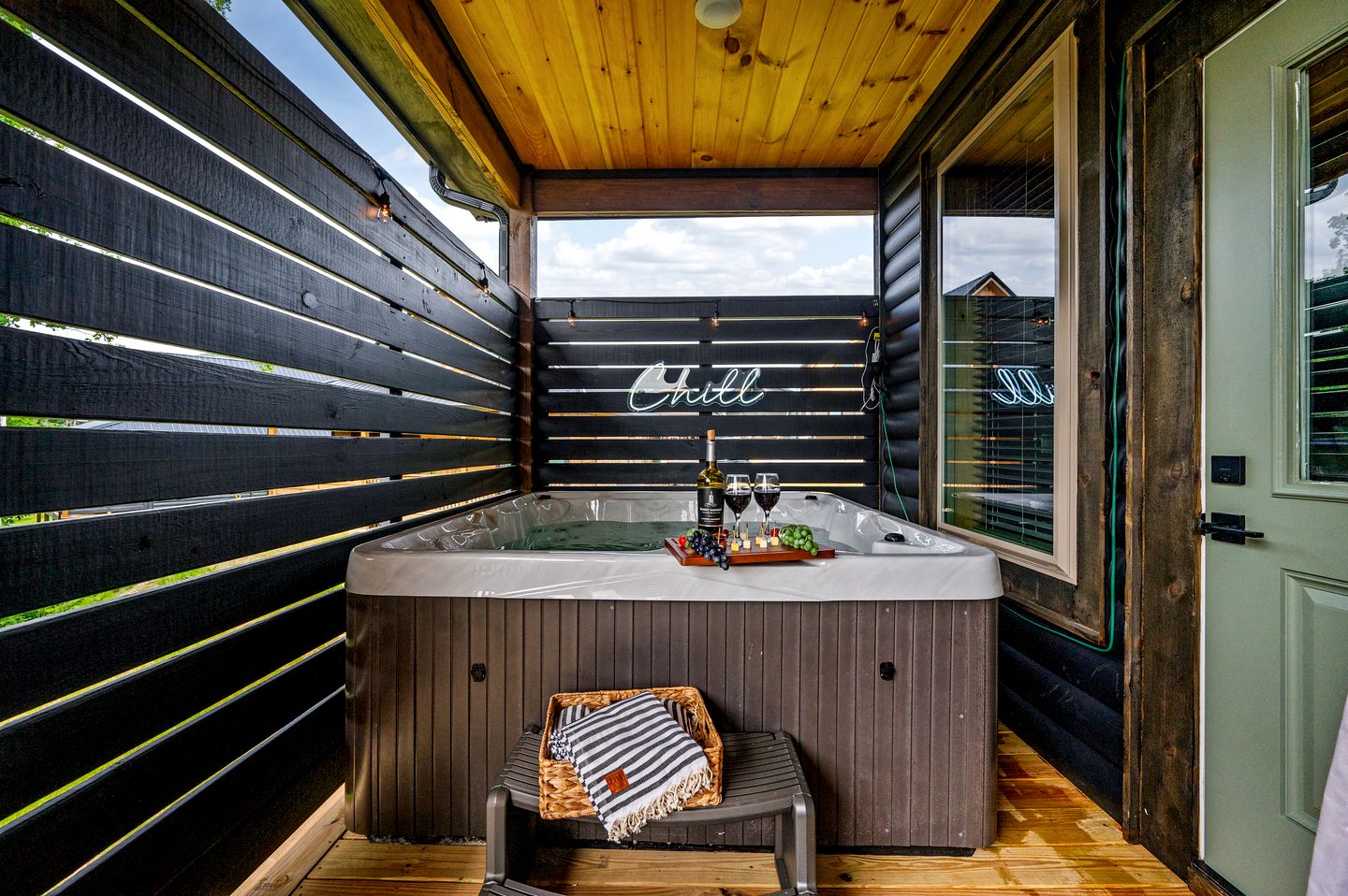 Cozy Mountain Cabin with Private Hot Tub Near Dollywood in Pigeon Forge, TN