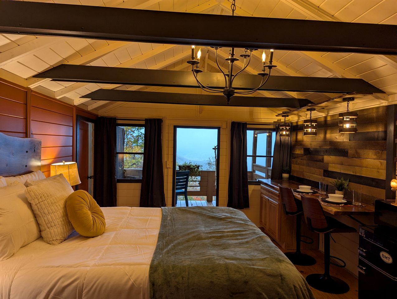 Peaceful Mountain Cabin with Long-Range Views near Black Mountain, North Carolina