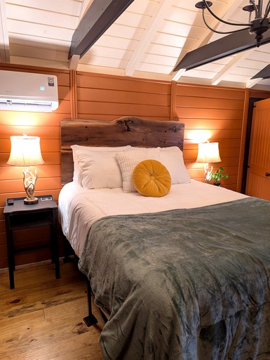 Cabins (United States of America, Black Mountain, North Carolina)