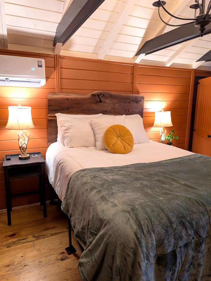 Peaceful Mountain Cabin with Long-Range Views near Black Mountain, North Carolina