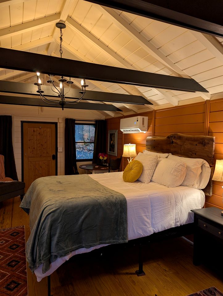 Peaceful Mountain Cabin with Long-Range Views near Black Mountain, North Carolina