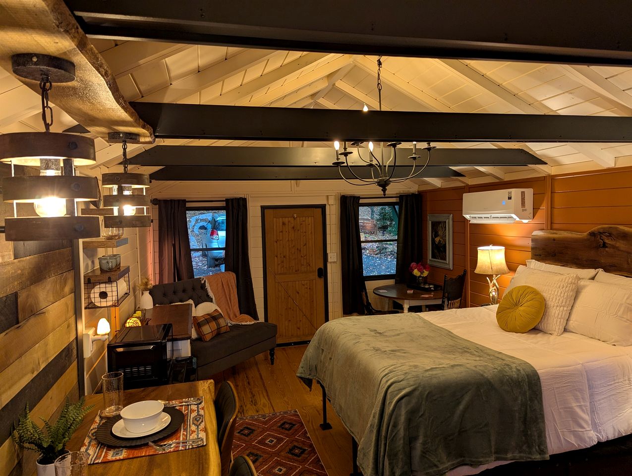 Peaceful Mountain Cabin with Long-Range Views near Black Mountain, North Carolina