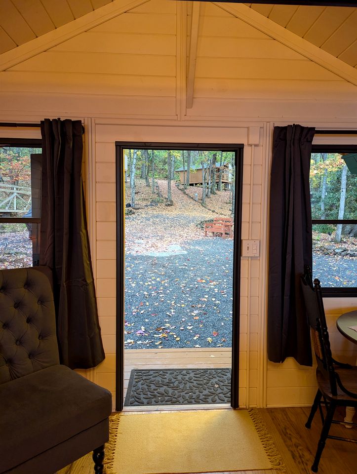 Peaceful Mountain Cabin with Long-Range Views near Black Mountain, North Carolina