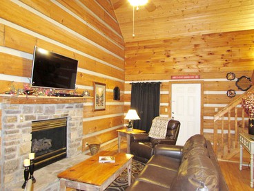 Traditional Woodland Cabin Rental with a Hot Tub in Gatlinburg, Tennessee - Photo 2