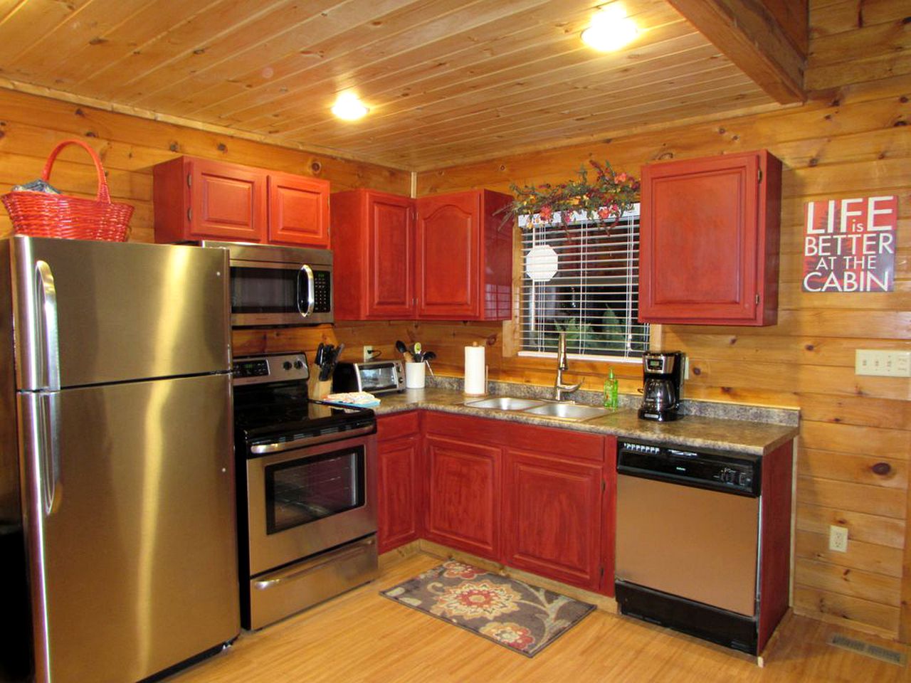 Traditional Woodland Cabin Rental with a Hot Tub in Gatlinburg, Tennessee