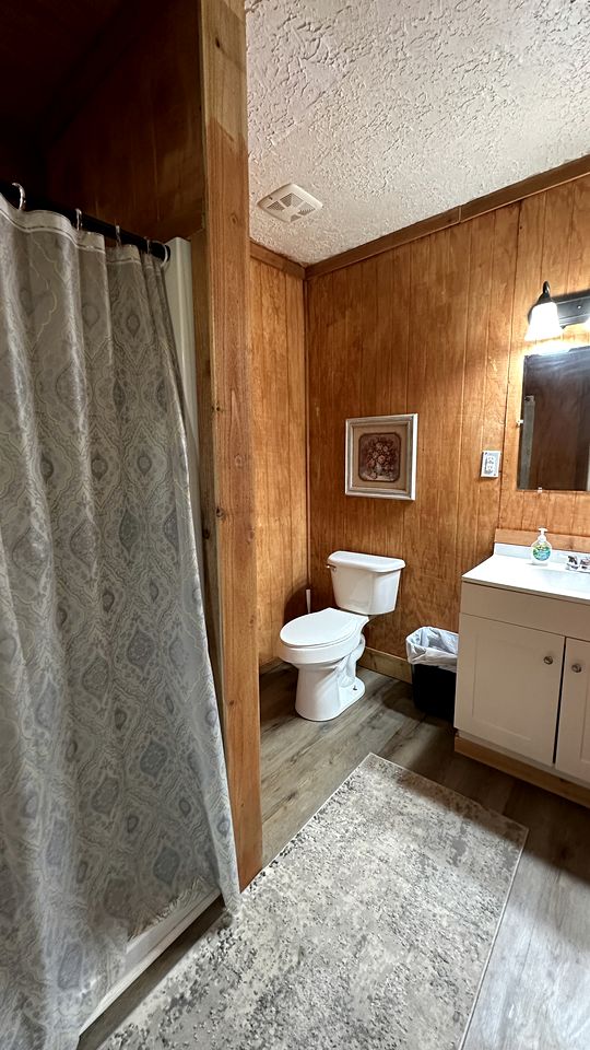 Family Bonding in Nature: Pet-Friendly Cabin Weekend Getaway in Texas