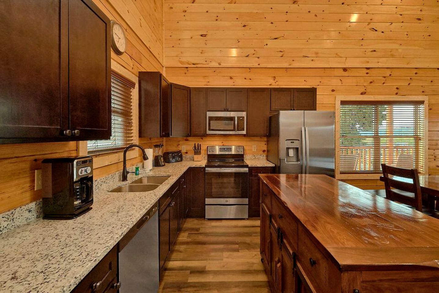Family Cabin with Indoor Pool, Hot-Tub and Pool Table in Tennessee