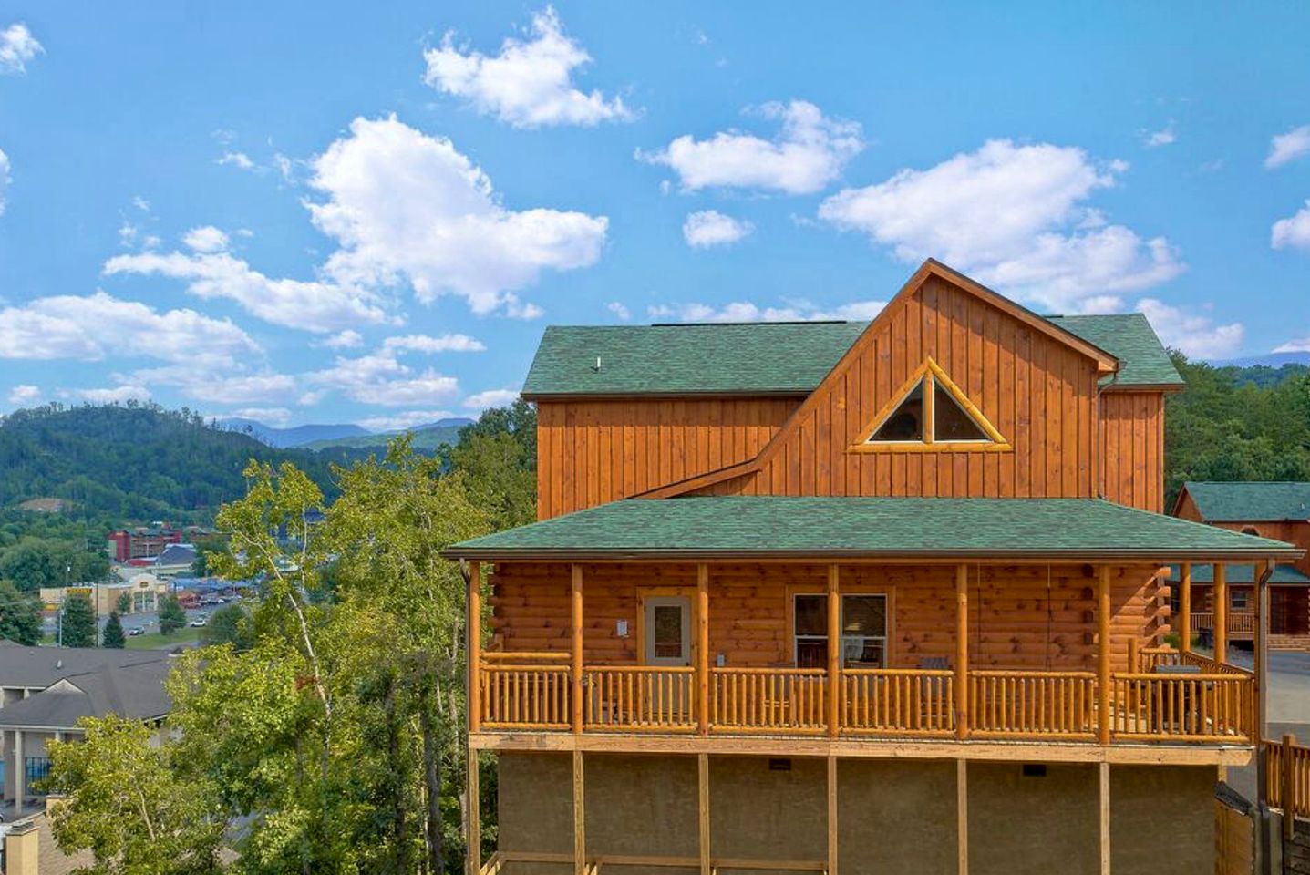Family Cabin with Indoor Pool, Hot-Tub and Pool Table in Tennessee