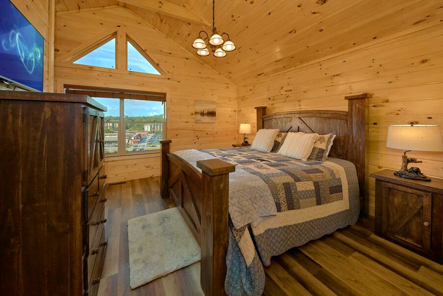 Family Cabin with Indoor Pool, Hot-Tub and Pool Table in Tennessee