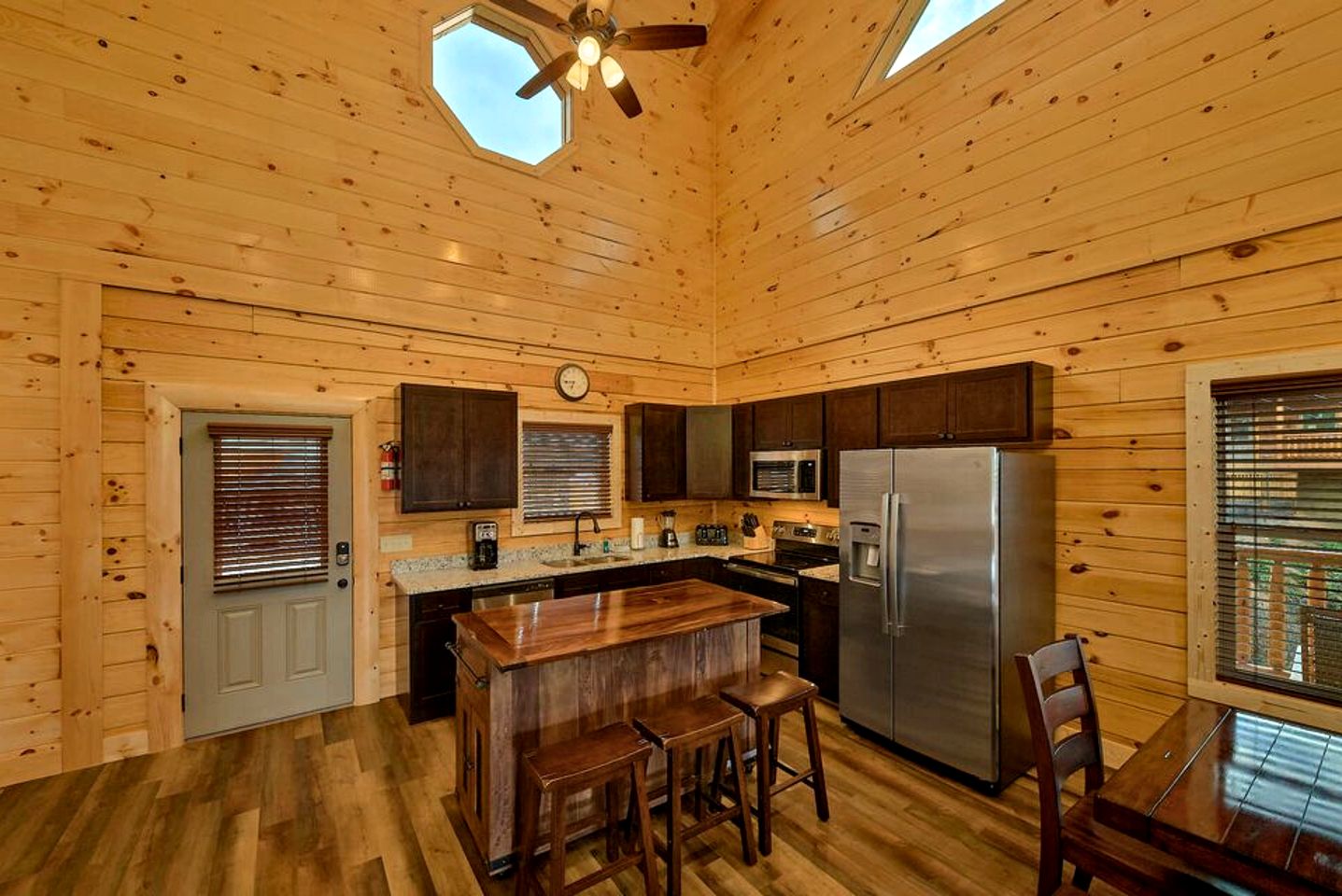Family Cabin with Indoor Pool, Hot-Tub and Pool Table in Tennessee