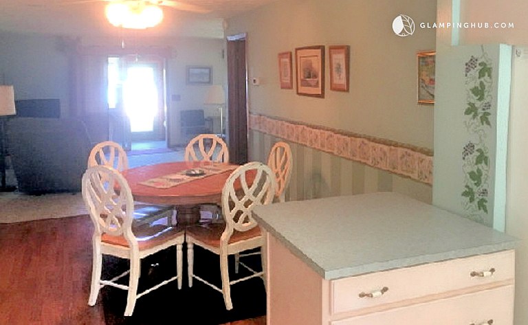 Cabins (West Branch, Michigan, United States)