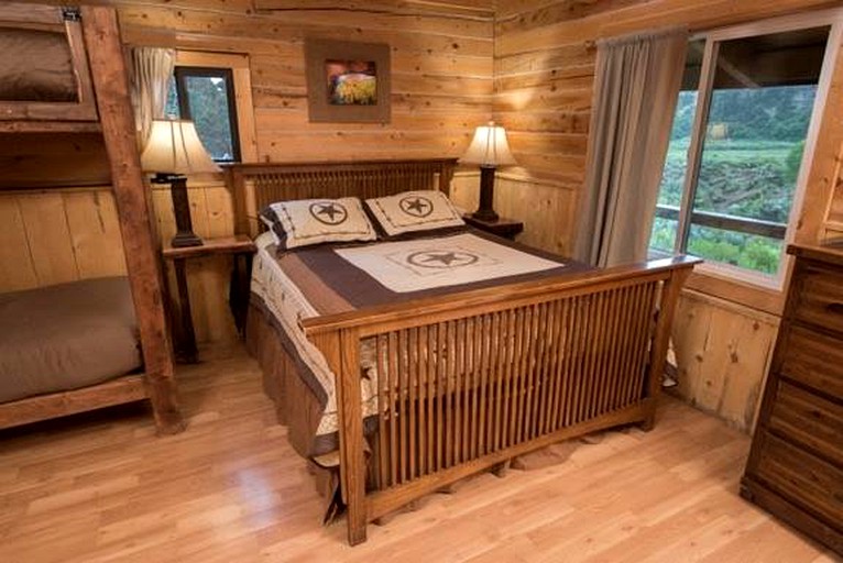 Log Cabins (Boulder, Utah, United States)