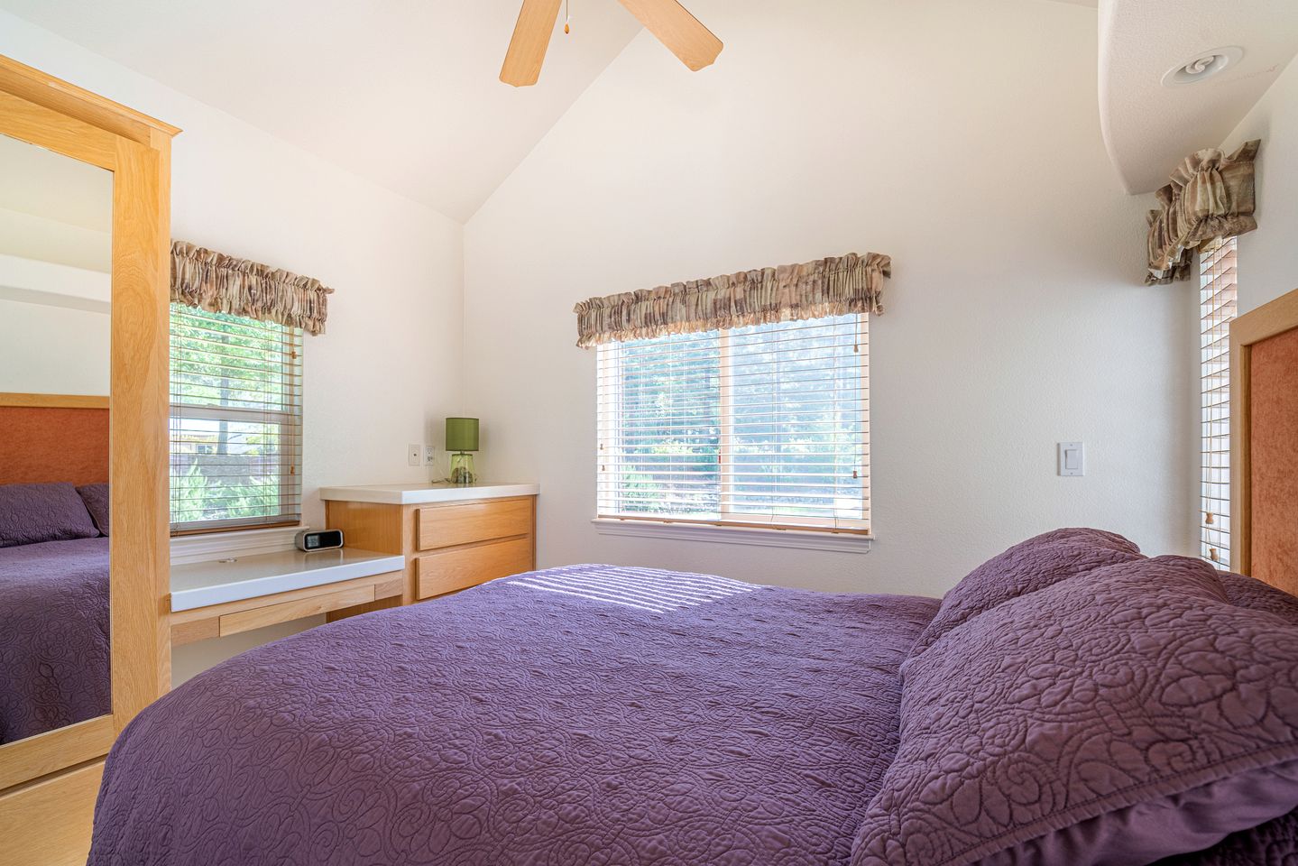 Family-Size Cottage with Trinity River Views in California