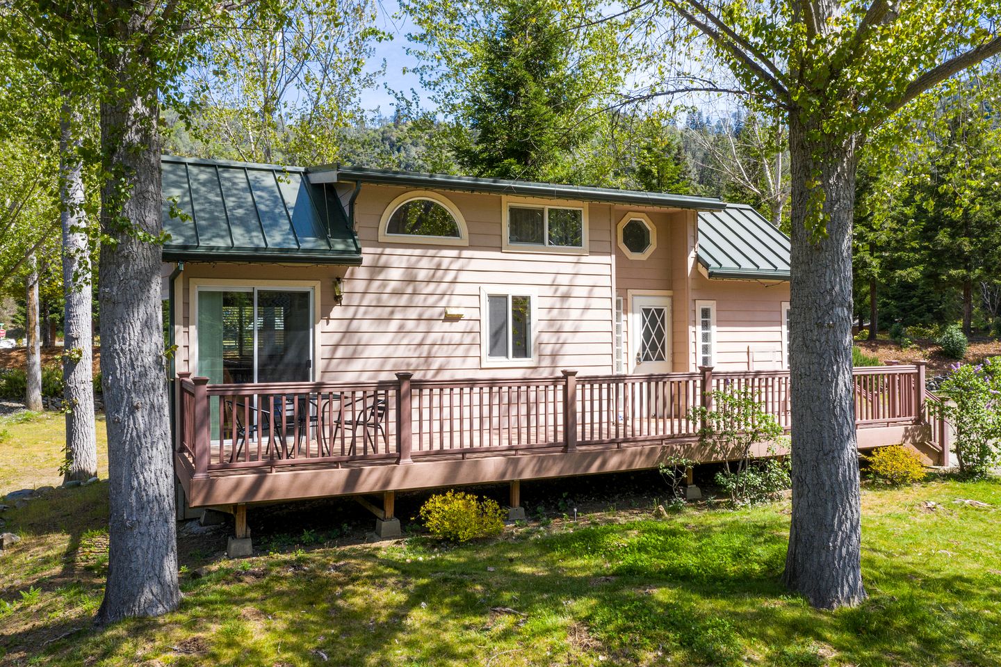 Family-Size Cottage with Trinity River Views in California