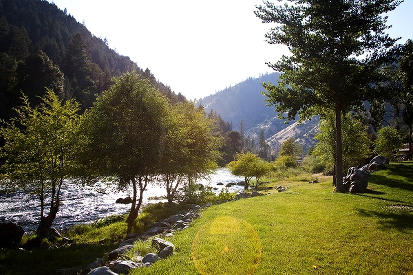 Family-Size Cottage with Trinity River Views in California