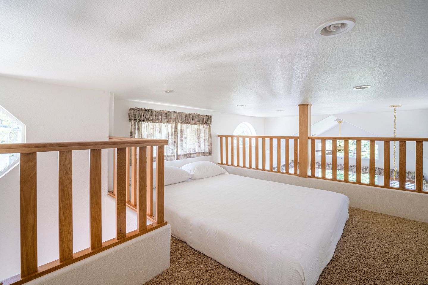 Family-Size Cottage with Trinity River Views in California