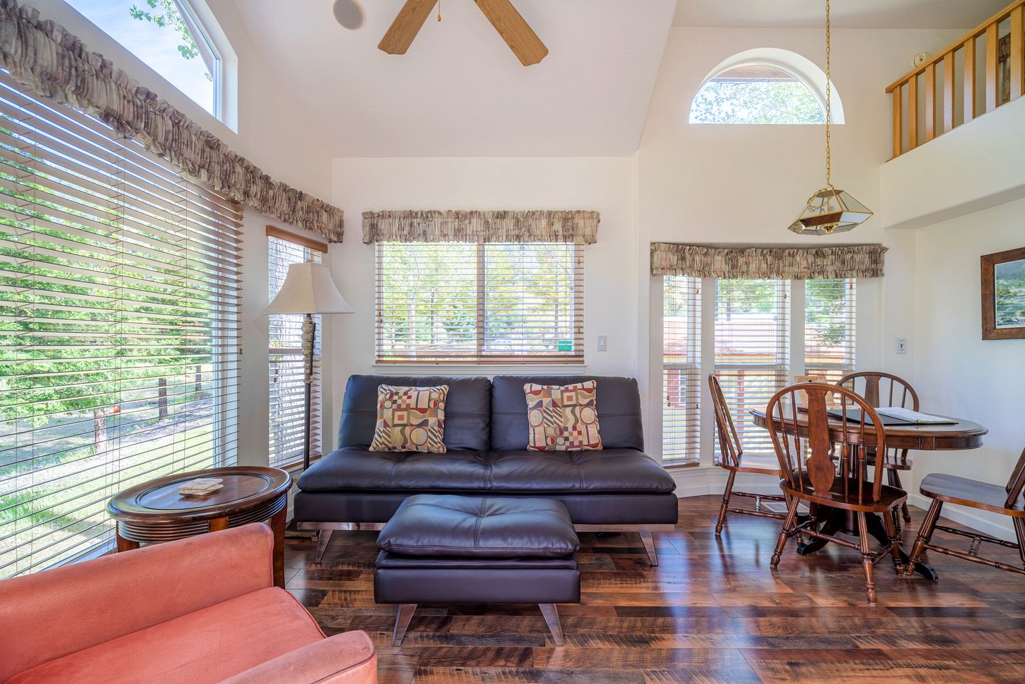 Family-Size Cottage with Trinity River Views in California