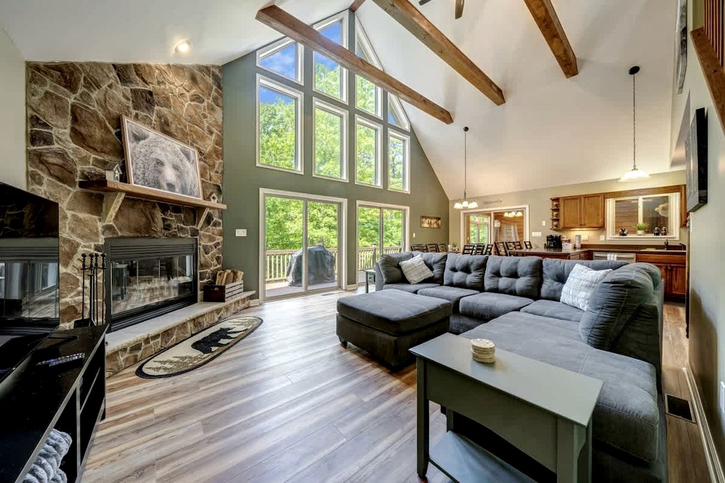 Luxury Cabin with Kayaking and a Hot Tub near Cacapon Resort State Park, Perfect for a Family Escape to the Mountains of West Virginia