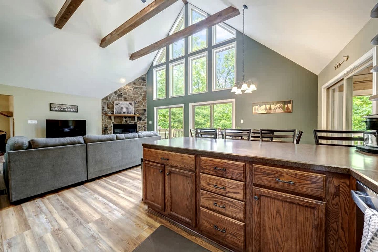 Luxury Cabin with Kayaking and a Hot Tub near Cacapon Resort State Park, Perfect for a Family Escape to the Mountains of West Virginia