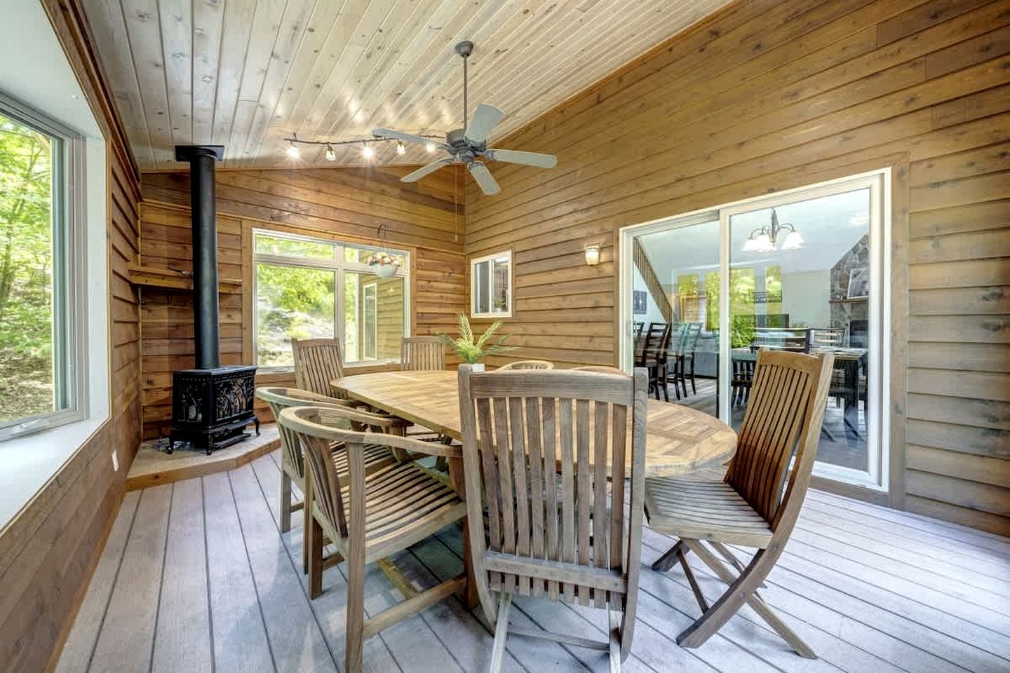 Luxury Cabin with Kayaking and a Hot Tub near Cacapon Resort State Park, Perfect for a Family Escape to the Mountains of West Virginia
